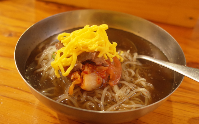次郎の黒スープ冷麵／580円