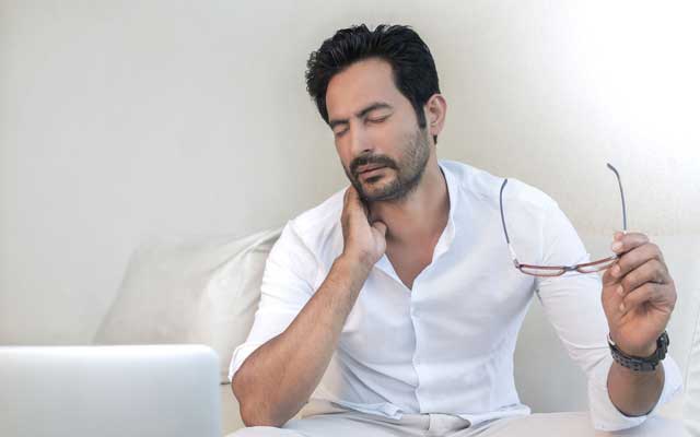凝った首をもんでも改善しない？仕事のやる気まで下がる理由