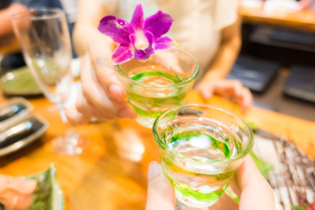 【カフェvs居酒屋】出会いが多いバイト徹底比較!モテるのはどっち?