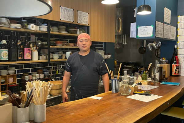 若者が料理をつくるための店。セルフ＆塩対応の立ち飲み店「こうふく屋」の挑戦｜福島こうふく屋